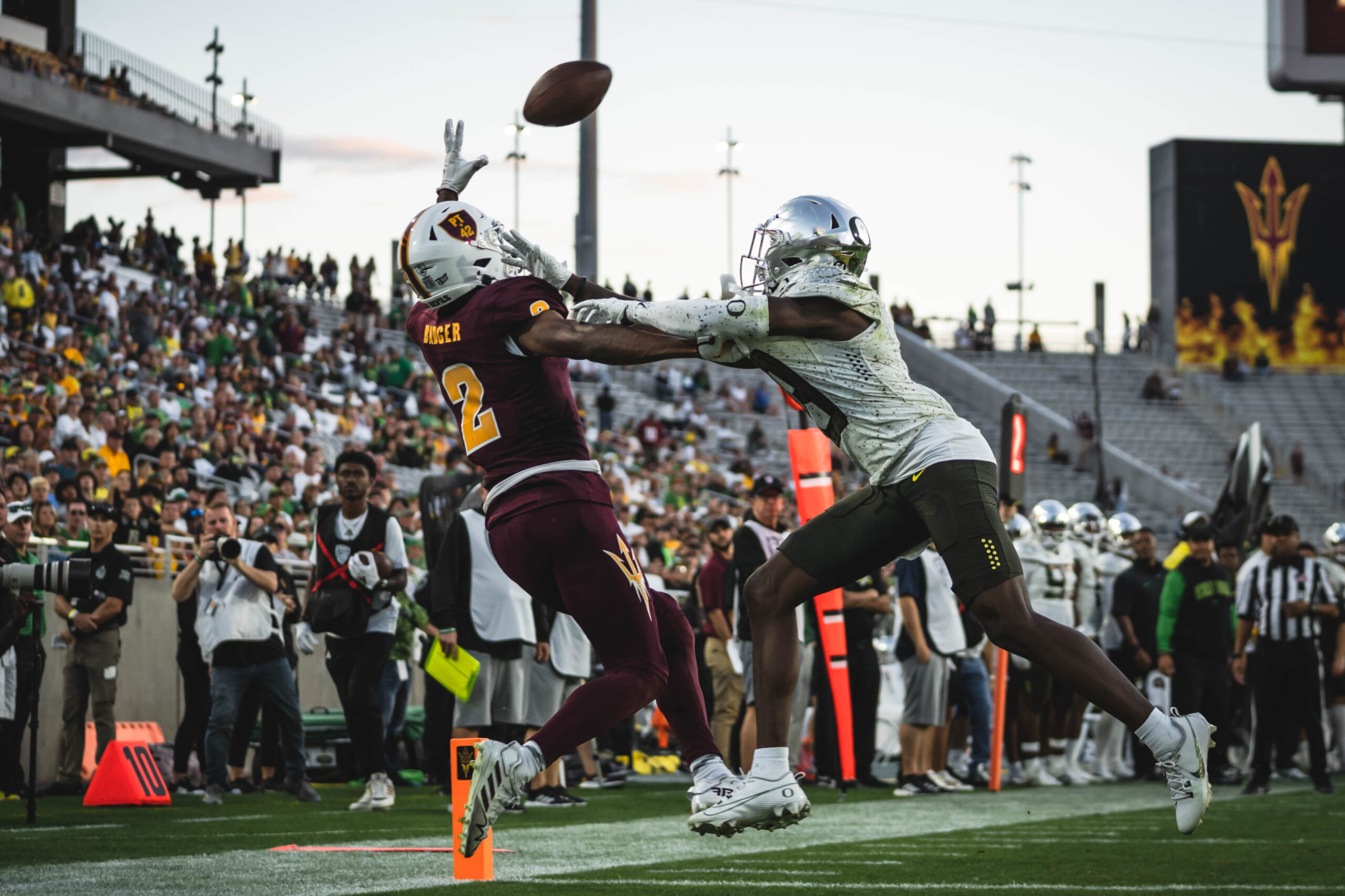 Elijhah Badger reaches for a catch in Arizona State football's loss against Oregon.